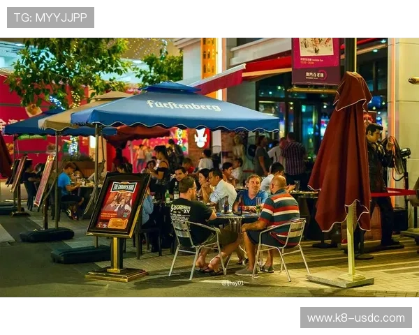 在澳门百老汇享受绚丽多彩的舞台表演和高品质的娱乐服务体验